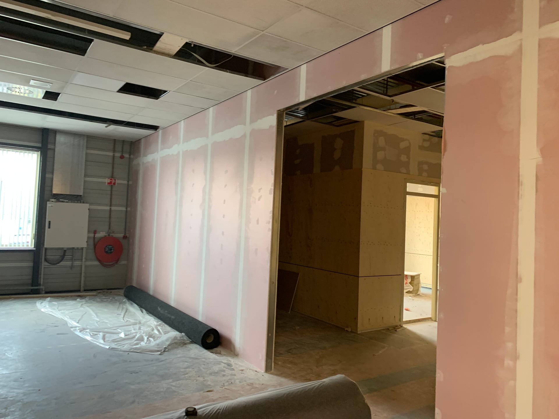 BBWest-monteur werkt aan een grote brandwerende wand