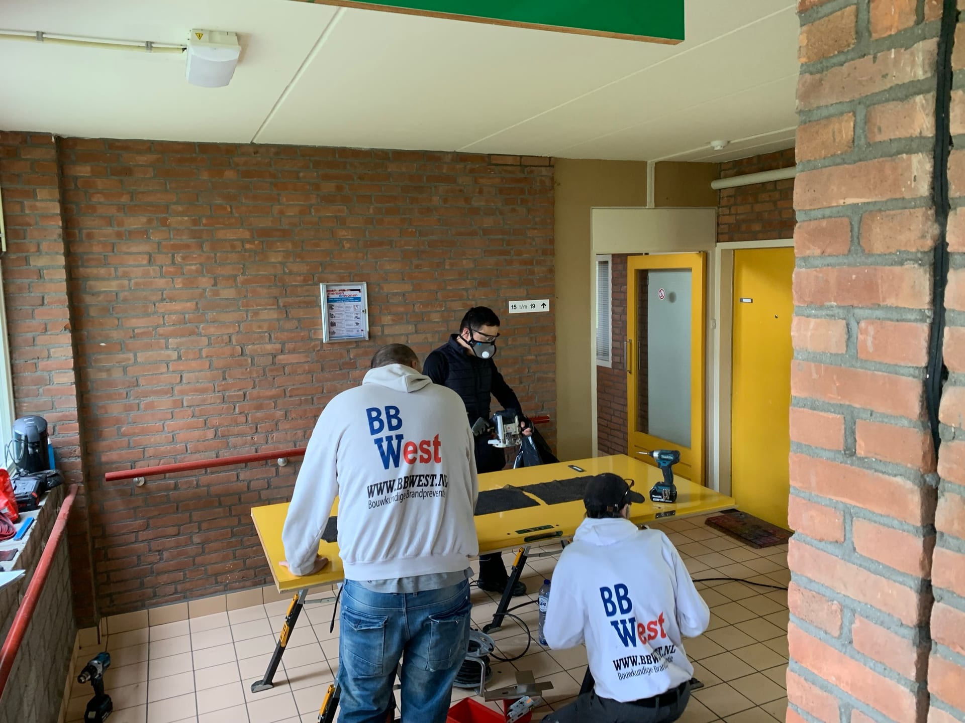 Brandwerende deur in kozijn