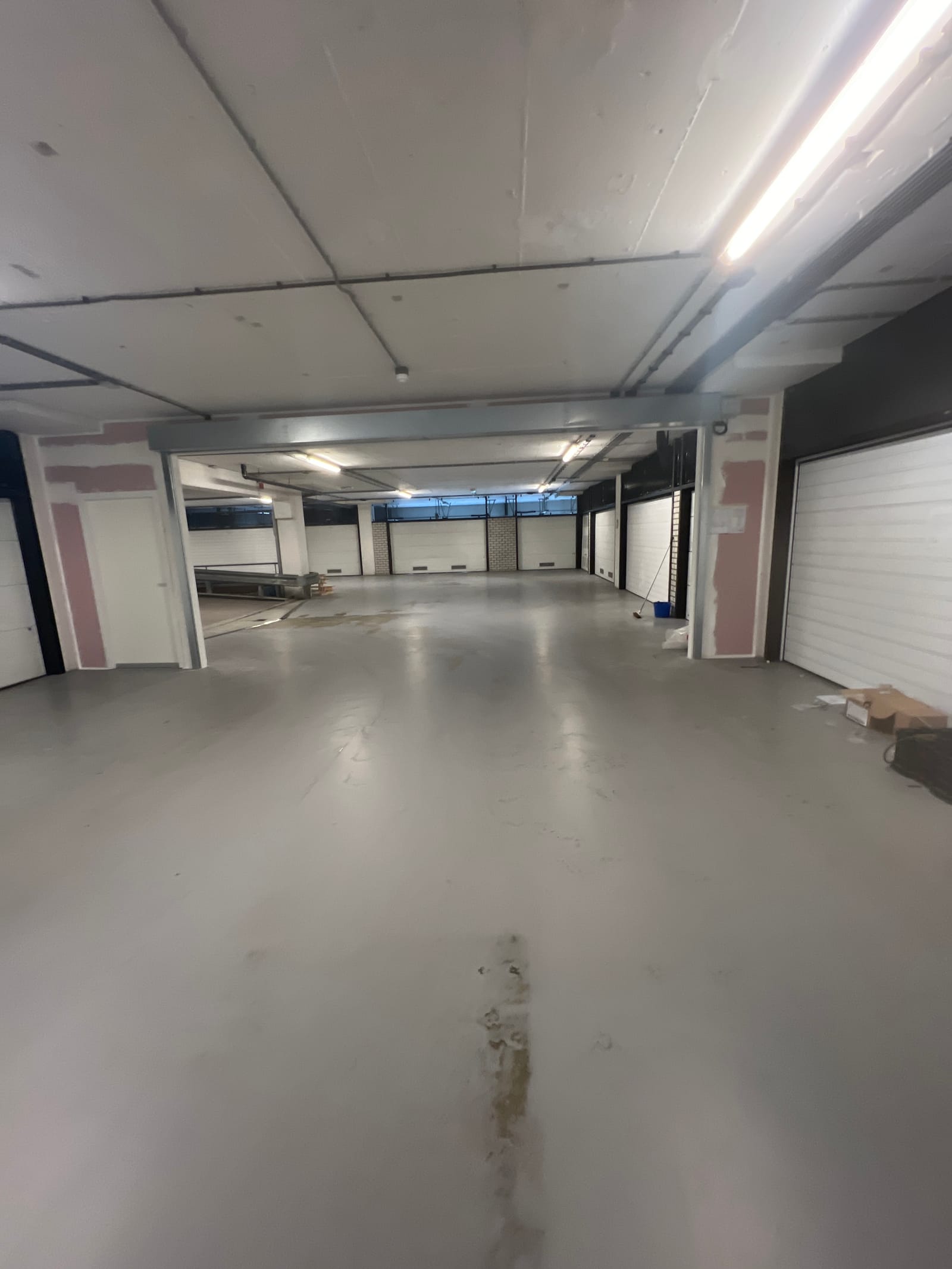 Parkeergarage van VvE De Hoge Erasmus in Rotterdam met nieuwe brandwanden en deuren