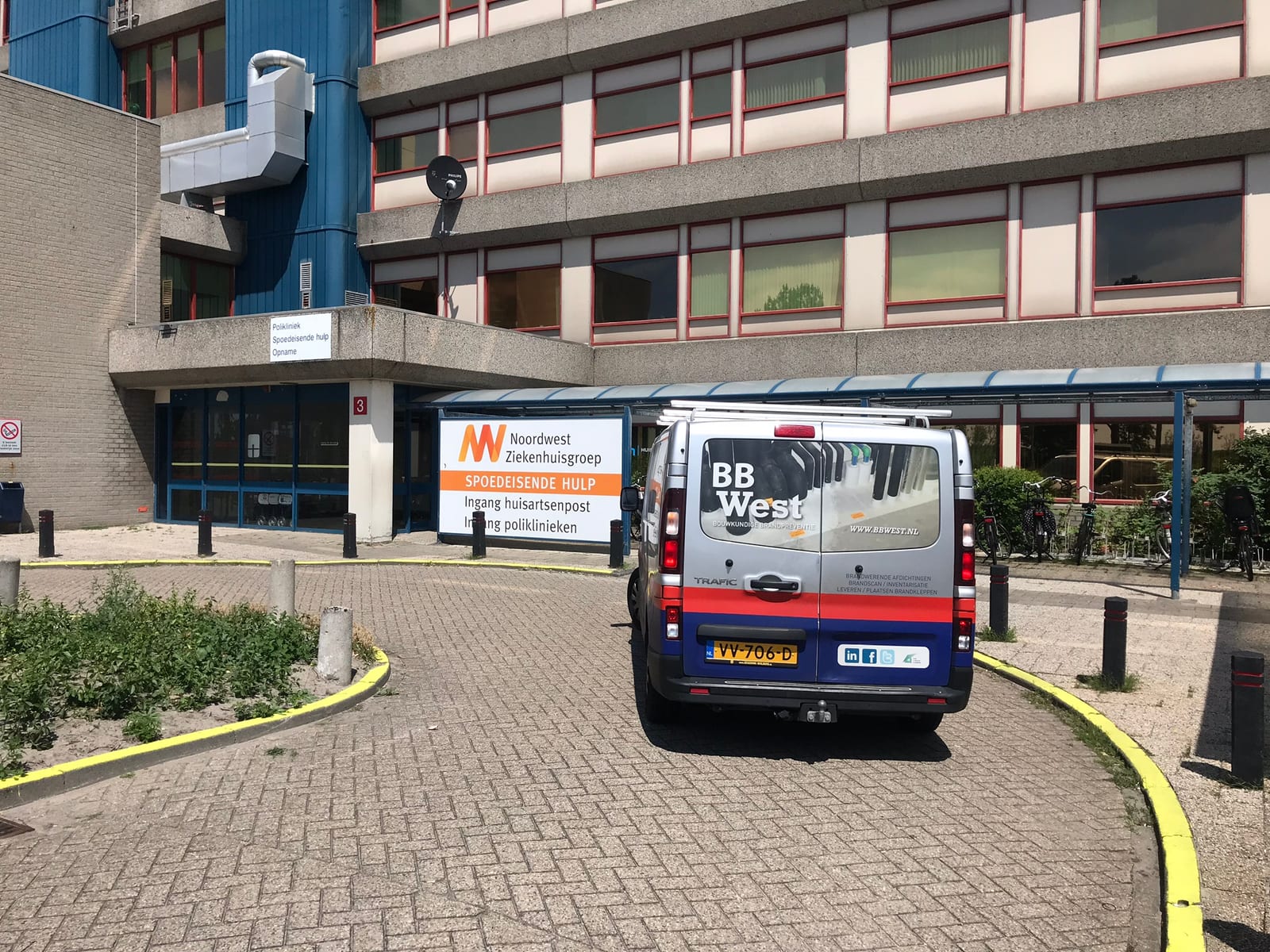 BBWest-bus voor het gebouw van Noordwest Ziekenhuisgroep in Den Helder